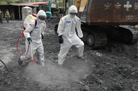 助花蓮洪災復原 國軍百人重型機具清淤、化學兵消毒