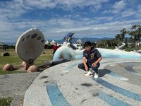 台東海濱公園海洋意象廣場遭燒木熏黑  市公所報警