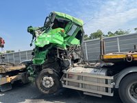 國1高雄瑞隆路段追撞事故　1人腿部骨折、3車損