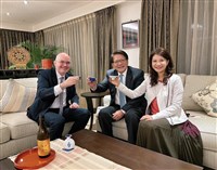 谷立言和潘孟安以清酒乾杯　展現美台共同支持日本