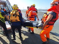 彰化伸港蚵道2釣客疑踩空落海　海巡救回命危急救中