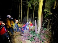 男登加里山腳踝脫臼　21消防員接力8小時漏夜搬下山