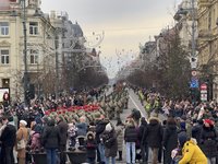 立陶宛軍隊日閱兵  總統瑙塞達籲全民團結支持國防