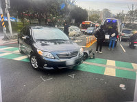 男涉酒駕新北淡水違規左轉釀禍　1騎士撞上命危