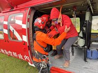 57歲女攀南湖大山疑肺水腫　空勤直升機馳援送醫