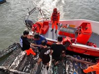 嘉義東石海域漁船擱淺　海巡迅速出動成功救援