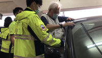 儀表板跳警示車門上鎖受困　基隆消防破窗救老夫妻