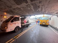 高雄岡山貨車未注意限高卡地下道　車斗雞蛋全遭殃