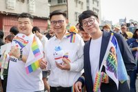 高雄同志大遊行登場　角逐市長4綠委齊聚踩街支持