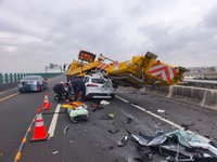 男子駕車台61線雲林路段撞防撞車　送醫恢復心跳
