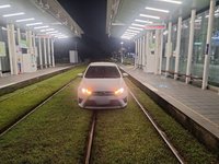 7旬婦開車誤入高雄輕軌軌道陷草地　無人傷函送偵辦