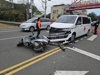 彰化翁騎車左轉撞民間救護車　手腳擦挫傷送醫