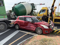 彰化駕駛疑不熟號誌闖紅燈　與預拌車碰撞釀3傷