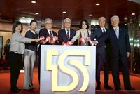 台新新光金耶誕點燈 看明年台灣景氣「冰火二重天」