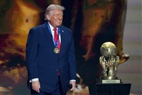 川普獲國際足球總會和平獎　表揚團結貢獻