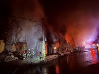 新北八里清晨木工工廠火警　近百坪廠房遭焚毀