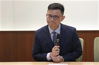 家人校園惹風波　賴瑞隆落淚致歉