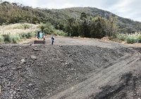 新北三峽山區違規棄廢瀝青 營造商3人羈押禁見