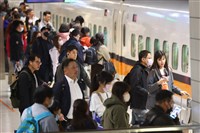 高鐵加碼28班次5折大學生寒假返鄉列車　16日起開放購票