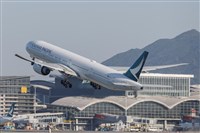 飛行途中乘客試圖開艙門　國泰航班安全降落香港