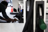 中油：汽柴油15日起調降4角　95無鉛每公升28.3元