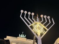 無畏雪梨槍擊　柏林猶太社群點燈慶光明節、悼受難者