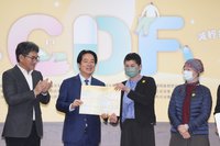 躺追劇發現硬塊竟是乳癌　癌藥基金及時雨助治療