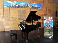 台鐵台北車站公共鋼琴啟用　開放旅客自由演奏