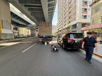 新北中和騎士疑閃違停追撞貨車　右腿遭輾斷肢