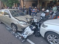 高雄7旬婦開車逆向衝撞　機車女騎士送醫不治