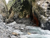 屏東哈尤溪岩壁遭砂石覆蓋　115年遊程暫停