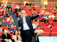 諾貝爾得主羅賓森演講：分散政治權力才能維持創新