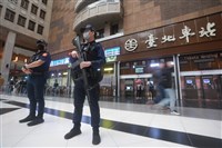 哀悼隨機攻擊案逝者　台鐵：北車耶誕樹熄燈3天