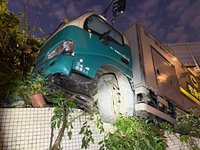 新北新店貨車駕駛疑疲勞恍神　逆向暴衝險撞路人