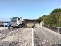 國1北上銅鑼段砂石車擦撞護欄翻覆　回堵近10公里