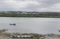 竹南蜆仔溝紅色廢水流入　環保局採樣送驗