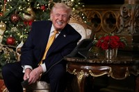 耶誕夜溫馨通話藏政治哏　川普接聽孩童來電妙語連發