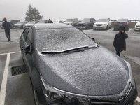 大陸冷氣團影響　合歡山降冰霰車輛覆蓋薄冰