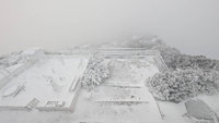 玉山清晨降雪　積雪1.5公分