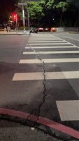 強震過後　新莊宏匯廣場前道路開裂擴大急修補