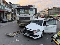 台中大肚區4車追撞乘客一度受困　3人受傷送醫