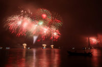 閃耀新北跨河煙火　淡水、八里兩岸萬人冒雨參與