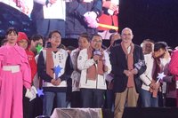 閃耀新北跨河煙火　淡水、八里兩岸萬人冒雨參與