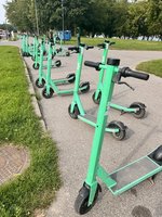 立陶宛電動滑板車事故多　新法強制配戴安全帽