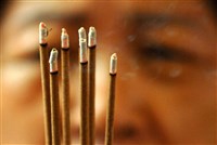 阿嬤燒香全家鉛中毒　醫籲避用劣質含鉛香品