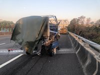 國4神岡段車禍 婦停外側車道遭半聯結車追撞送醫