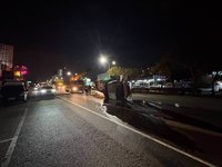 台中沙鹿向上路傳車禍　大貨車自撞分隔島翻覆