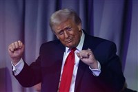 川普酸馬杜洛偷學舞步　自嘲遭梅蘭妮亞嫌棄