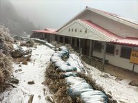 嘉明湖及向陽山屋飄新年第一場雪　一片銀白世界