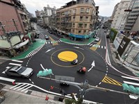 北市士林路口劃標線型圓環　如同心圓引網友討論
